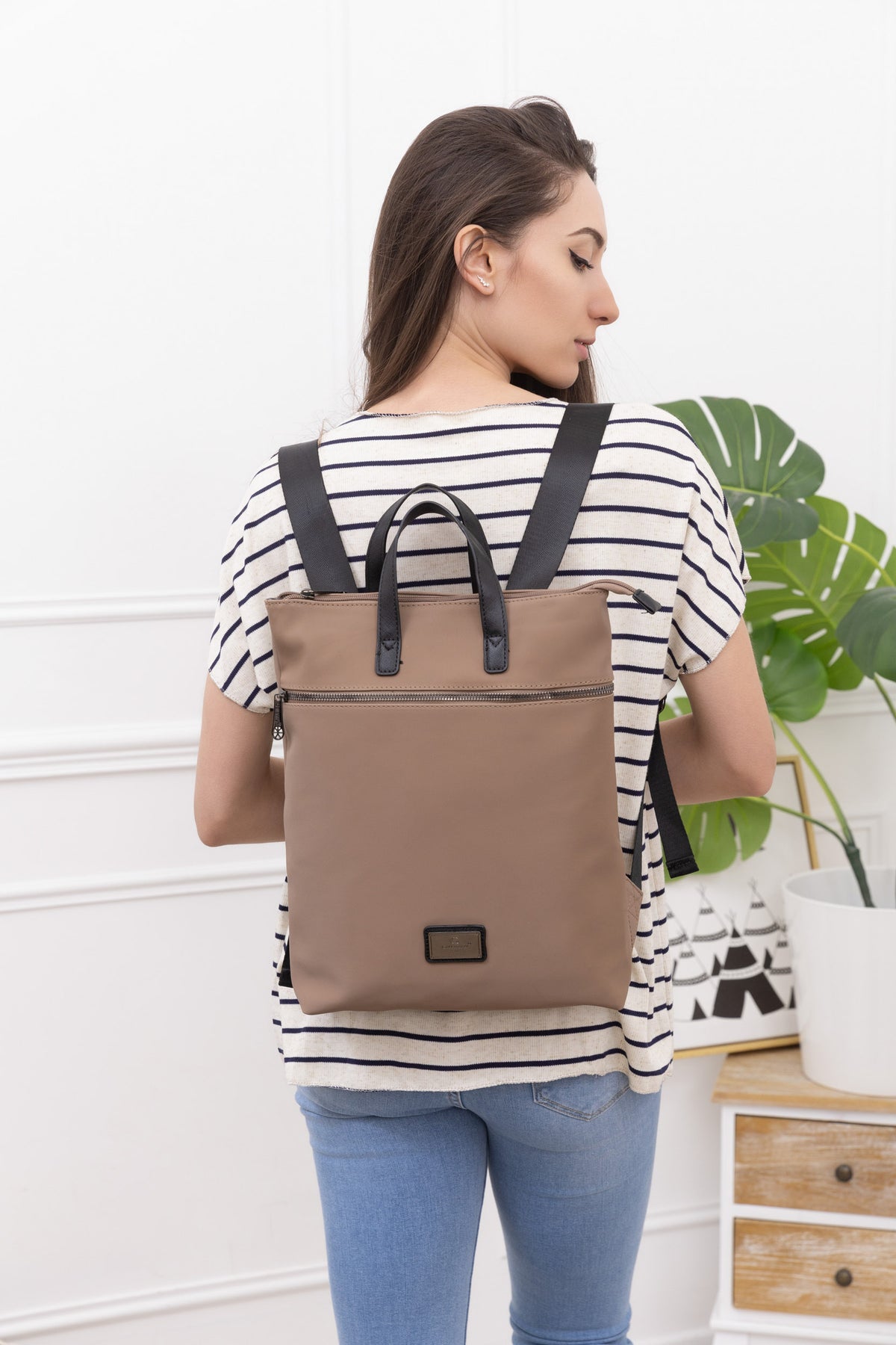 Sac à dos femme Le Folder taupe porté sur le dos, bretelles réglées pour un confort au quotidien – réf. Z-83044