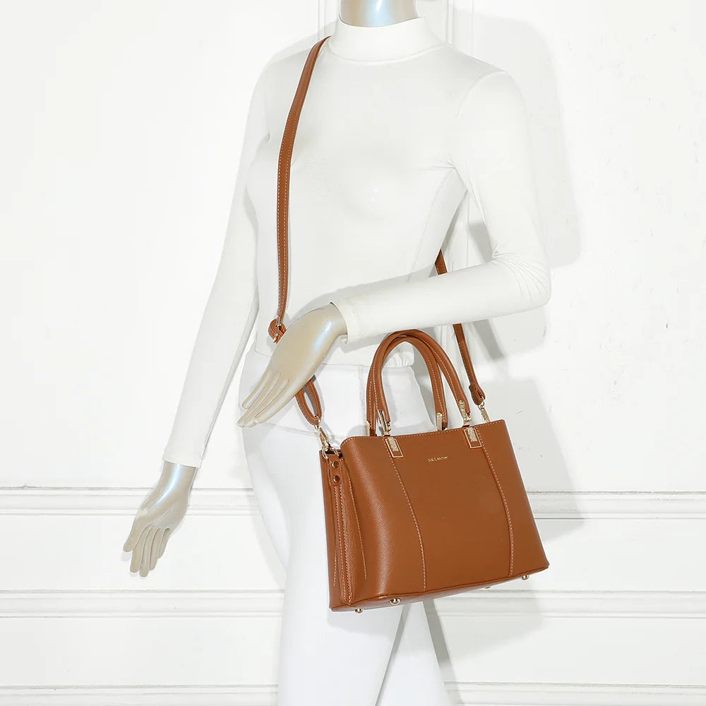 Sac à main Abyss marron porté par une femme, à la main ou à l’épaule avec sa bandoulière – réf. DQ-8699