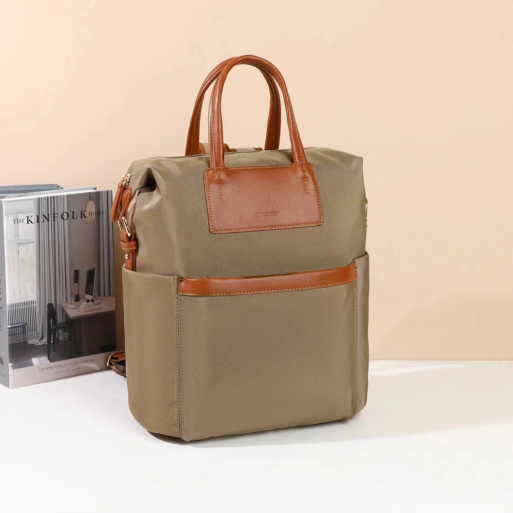 Sac à dos femme Adria taupe posé sur une table devant des livres – visuel d'ambiance créé avec l'IA – Gallantry Paris