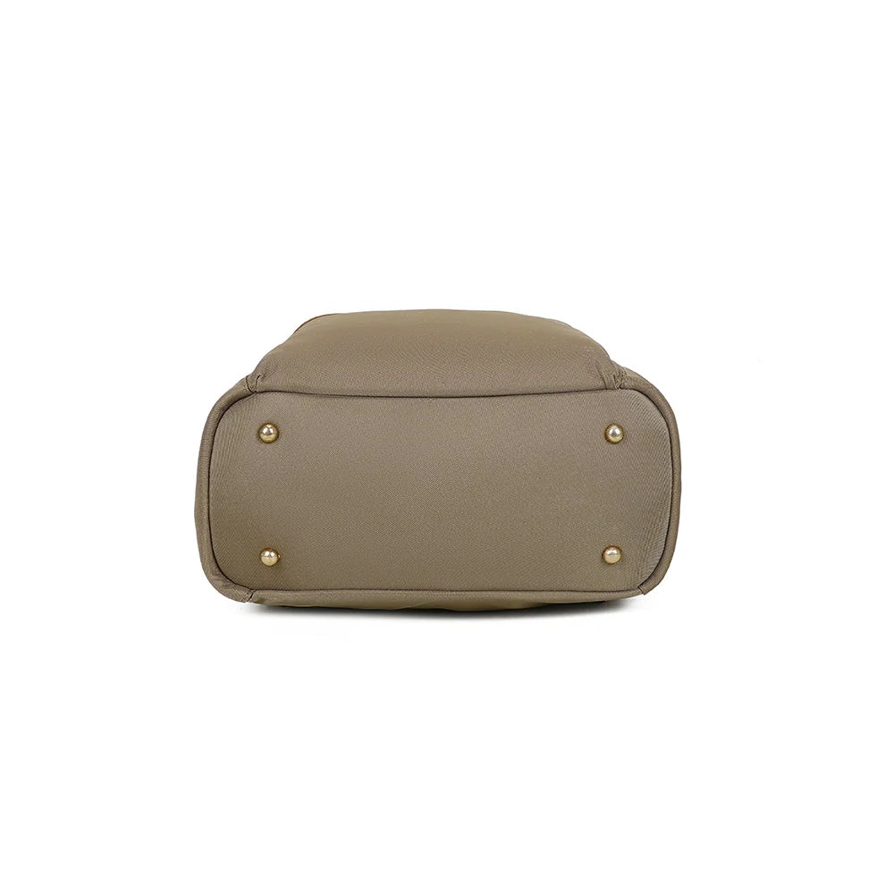 Dessous du sac Adria taupe, en toile avec sa silhouette structurée et rectangulaire – réf. A-9135