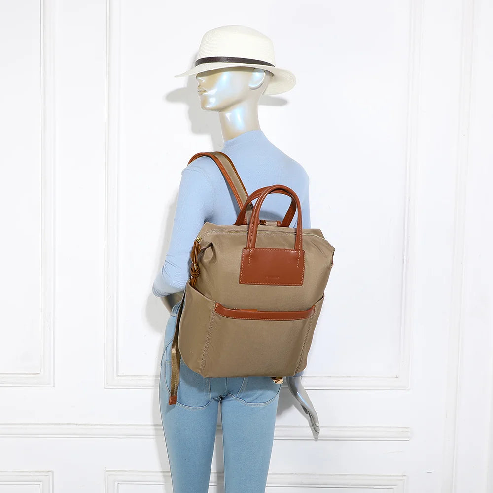 Sac à dos femme Adria taupe porté sur le dos, bretelles ajustables et finitions caramel – réf. A-9135