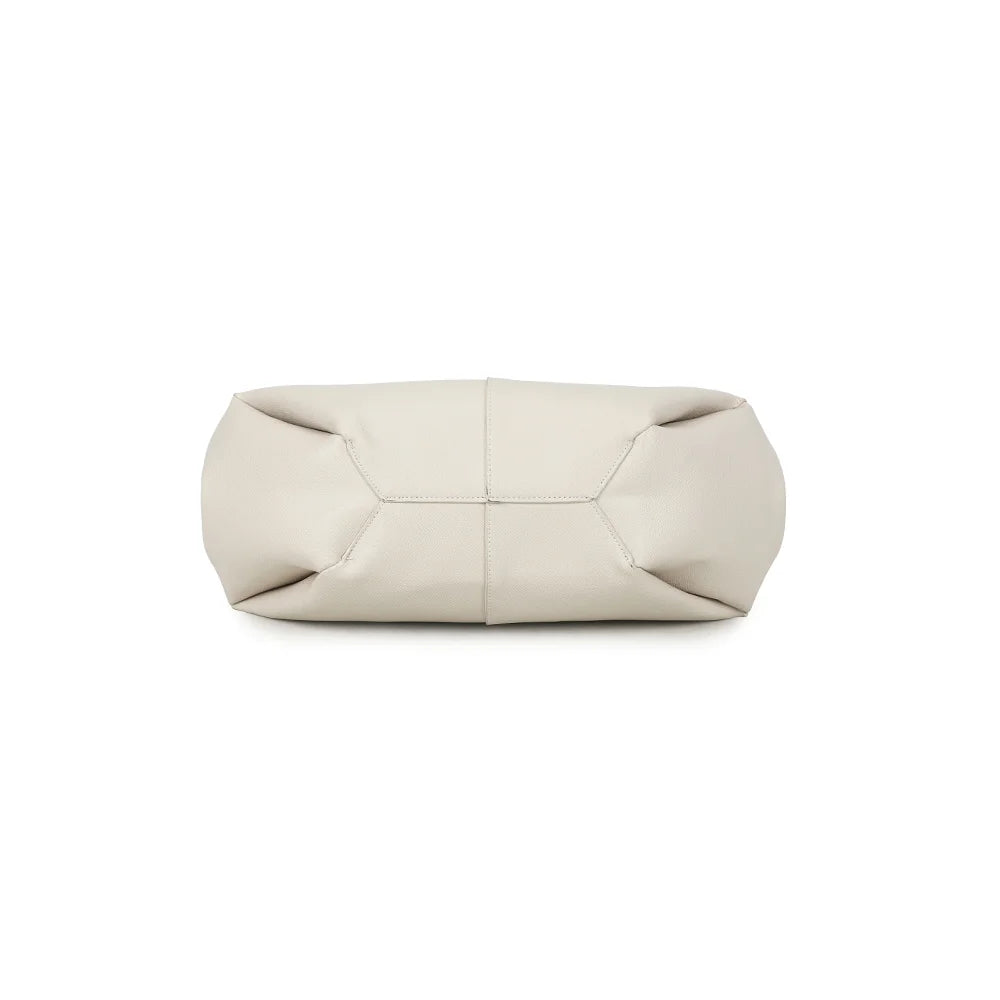 Dessous du sac Adriana beige : un fond large pour poser le sac en toute stabilité – réf. R-1996