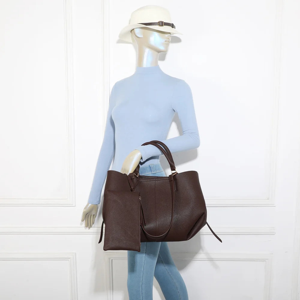 Sac Adriana café porté par une femme, à la main ou à l’épaule grâce à ses deux paires d’anses – réf. R-1996