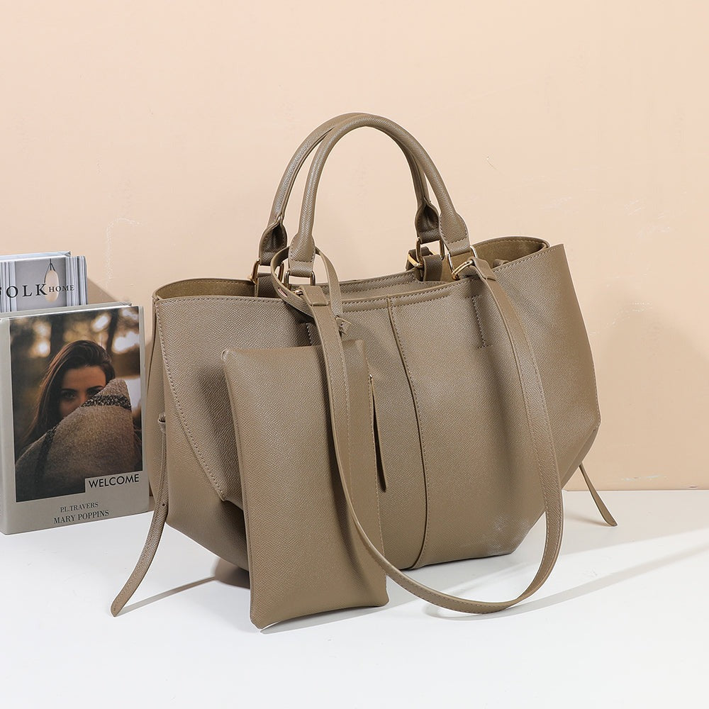 Sac cabas Adriana posé sur une table près d’un livre, avec sa pochette assortie – visuel d’ambiance créé avec l’IA – Gallantry Paris