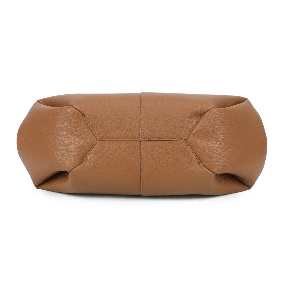 Dessous du sac Adriana marron : un fond large pour poser le sac en toute stabilité – réf. R-1996