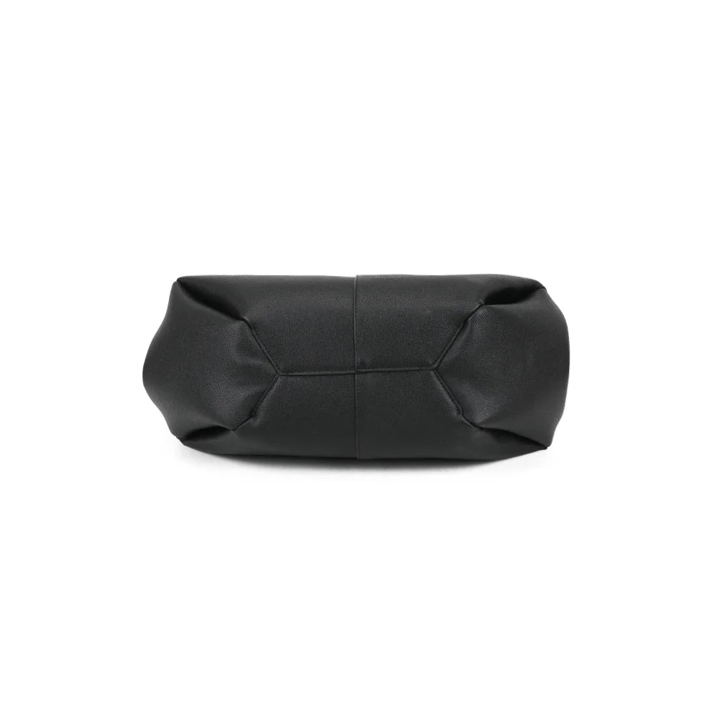 Dessous du sac Adriana noir : un fond large pour poser le sac en toute stabilité – réf. R-1996
