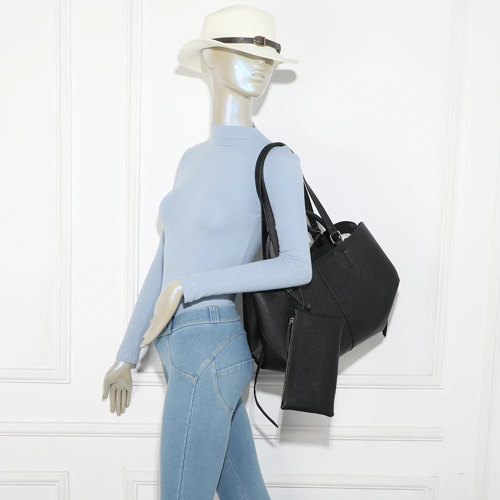 Sac Adriana noir porté par une femme, à la main ou à l’épaule grâce à ses deux paires d’anses – réf. R-1996