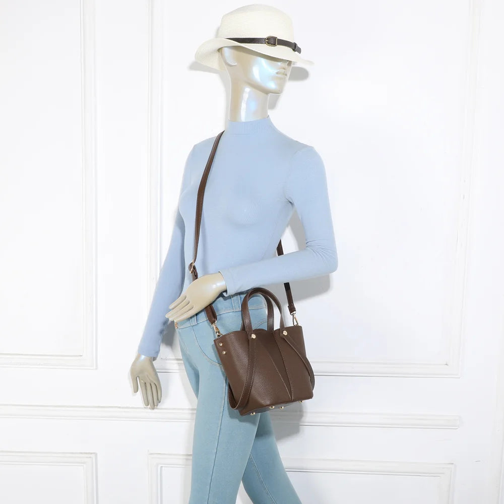 Airy Style café porté par une femme, à la main ou avec sa bandoulière amovible – réf. Z-83093