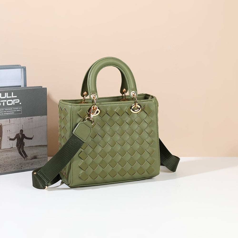 Sac à main tressé Allure Tressée vert mis en scène dans un décor d’ambiance – visuel d’ambiance créé avec l’IA – Gallantry Paris
