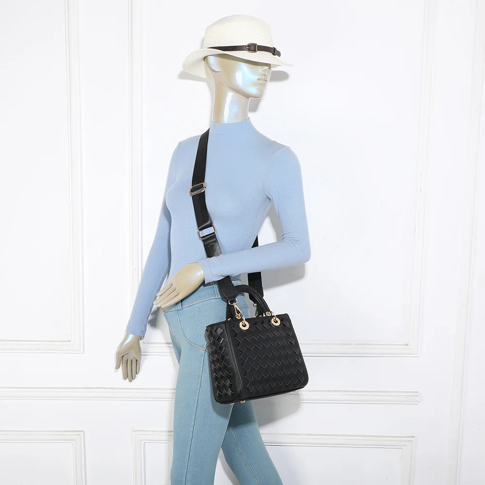 Sac Allure Tressée noir porté femme, à la main ou en bandoulière avec sa sangle ajustable – réf. DG-5816