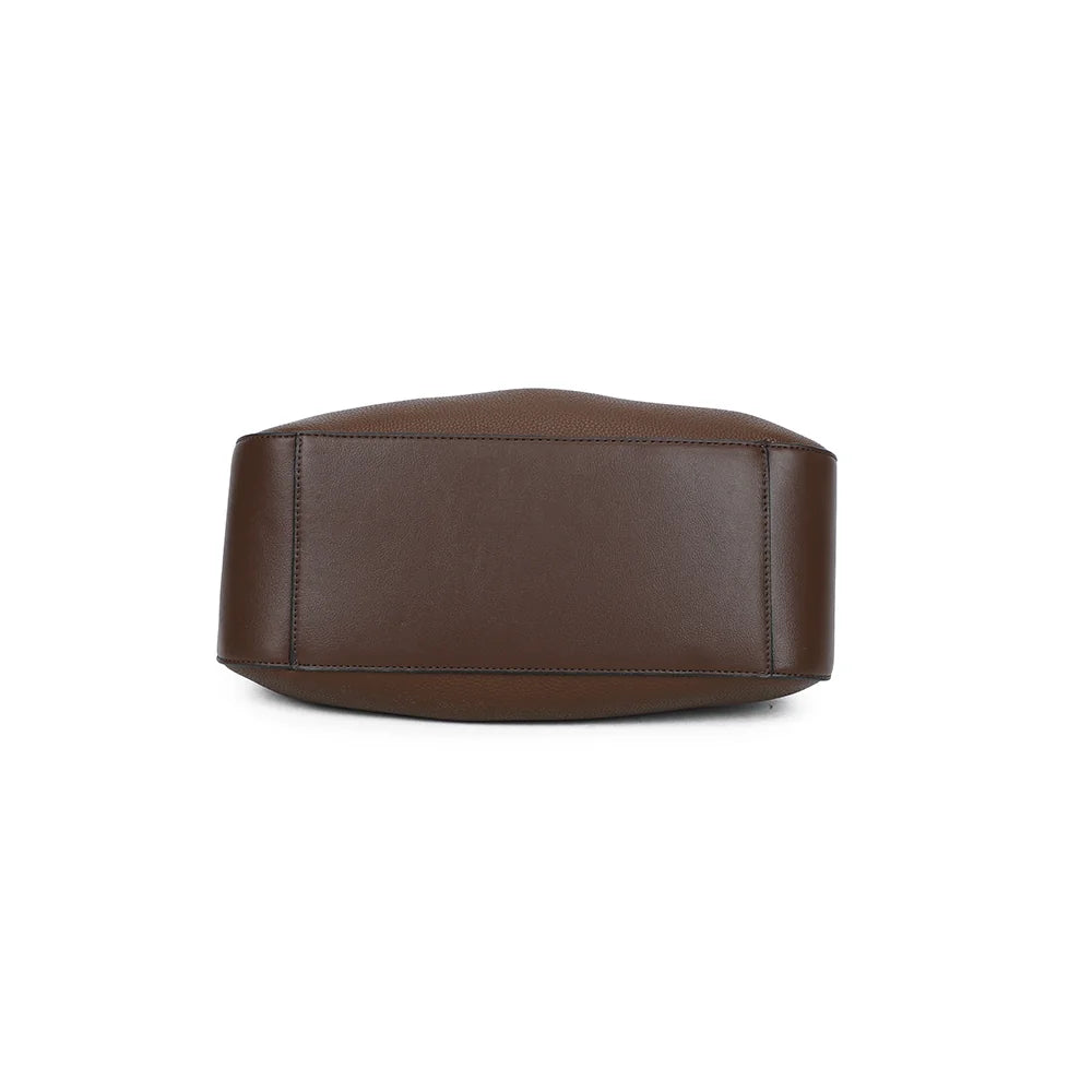 Dessous de l’Alma Trousse café, vu à plat, avec sa bordure passepoilée foncée tout autour – réf. DQ-8717