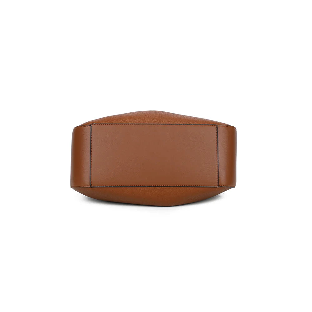Dessous de l’Alma Trousse marron, vu à plat, avec sa bordure passepoilée foncée tout autour – réf. DQ-8717