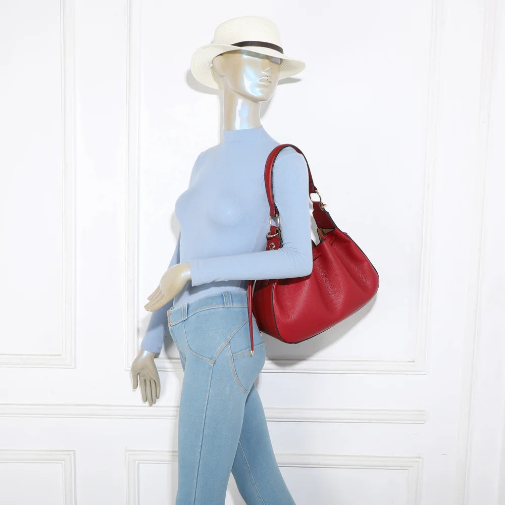 Sac femme Alma Trousse rouge foncé porté à l’épaule, anse courte et quincaillerie dorée en situation – réf. DQ-8717