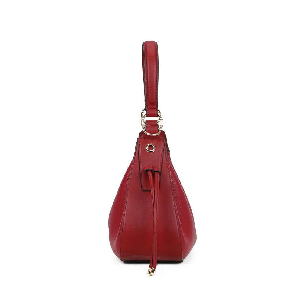 Profil de l’Alma Trousse rouge foncé : 13 cm de profondeur et cordon latéral terminé par des embouts dorés – réf. DQ-8717