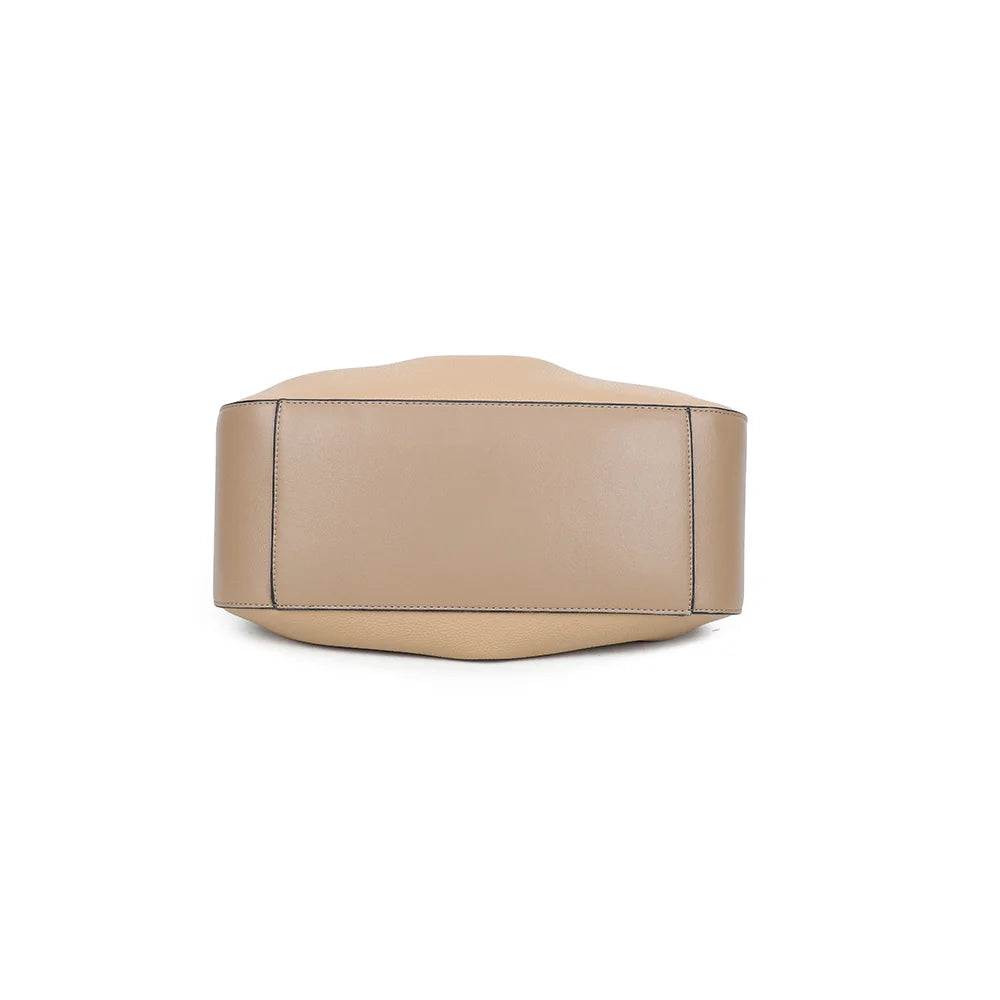 Dessous de l’Alma Trousse taupe foncé, vu à plat, avec sa bordure passepoilée foncée tout autour – réf. DQ-8717