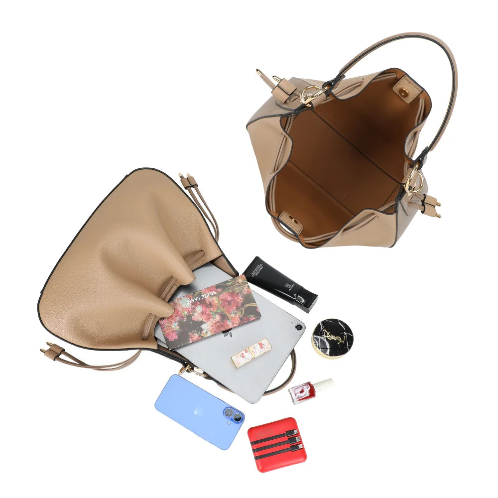 Intérieur de l’Alma Trousse taupe foncé : doublure synthétique et trousse assortie pour les petits essentiels – réf. DQ-8717