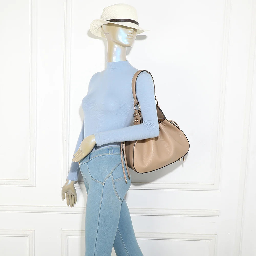 Sac femme Alma Trousse taupe foncé porté à l’épaule, anse courte et quincaillerie dorée en situation – réf. DQ-8717