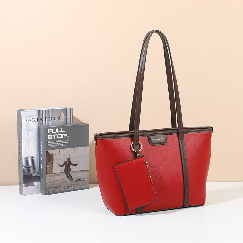 Sac cabas Alméa rouge et café avec sa pochette assortie, posé dans un décor – visuel d’ambiance créé avec l’IA – Gallantry Paris