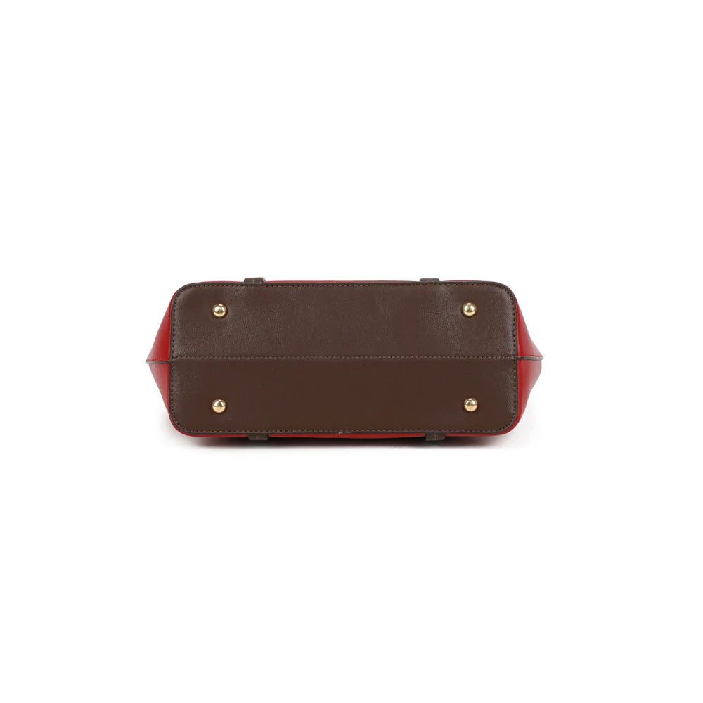 Dessous du cabas Alméa rouge, vu à plat pour apprécier la forme de la base
