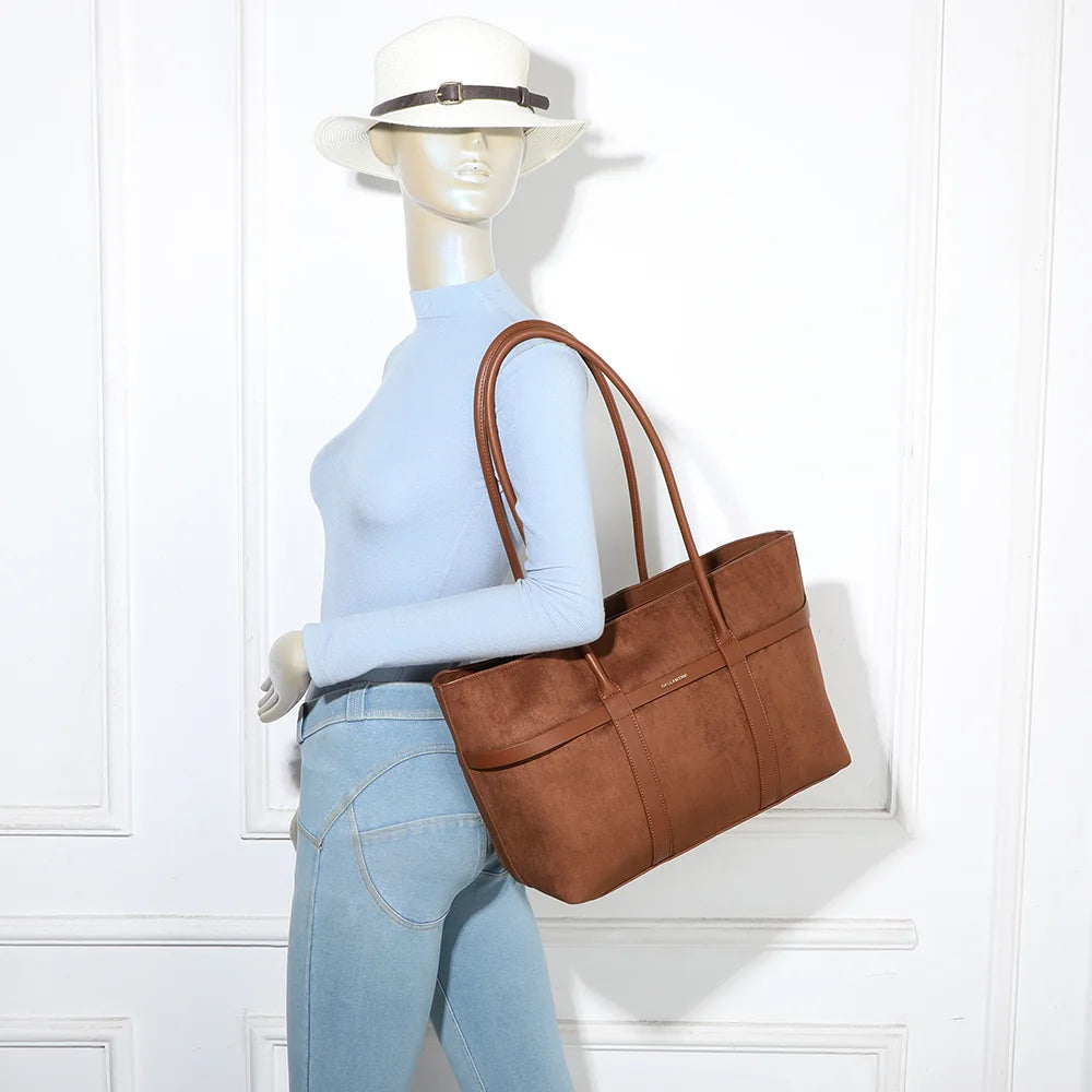 Althéa marron porté à l’épaule par une femme, grâce à ses deux anses longues de 31 cm – réf. R-2025