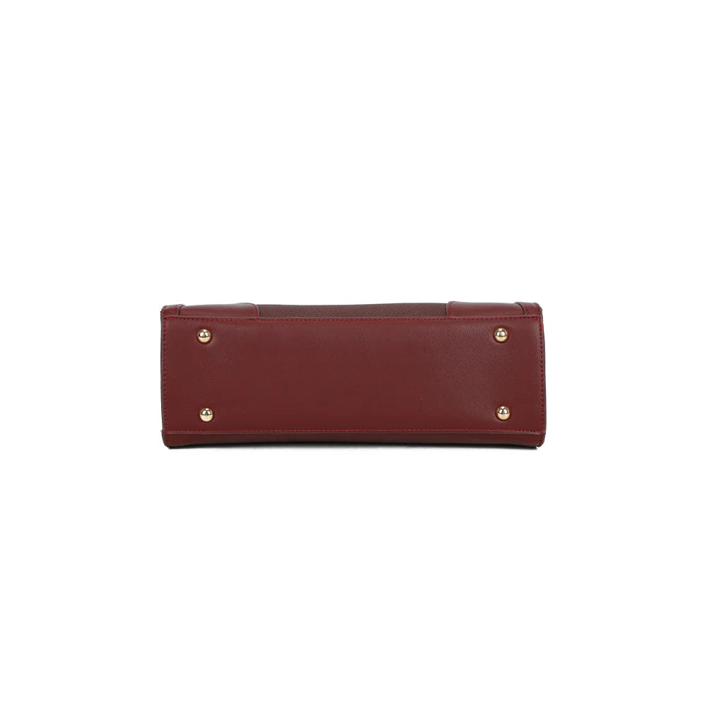 Dessous du sac Amarante bordeaux, base rectangulaire posée sur de petits pieds métalliques dorés