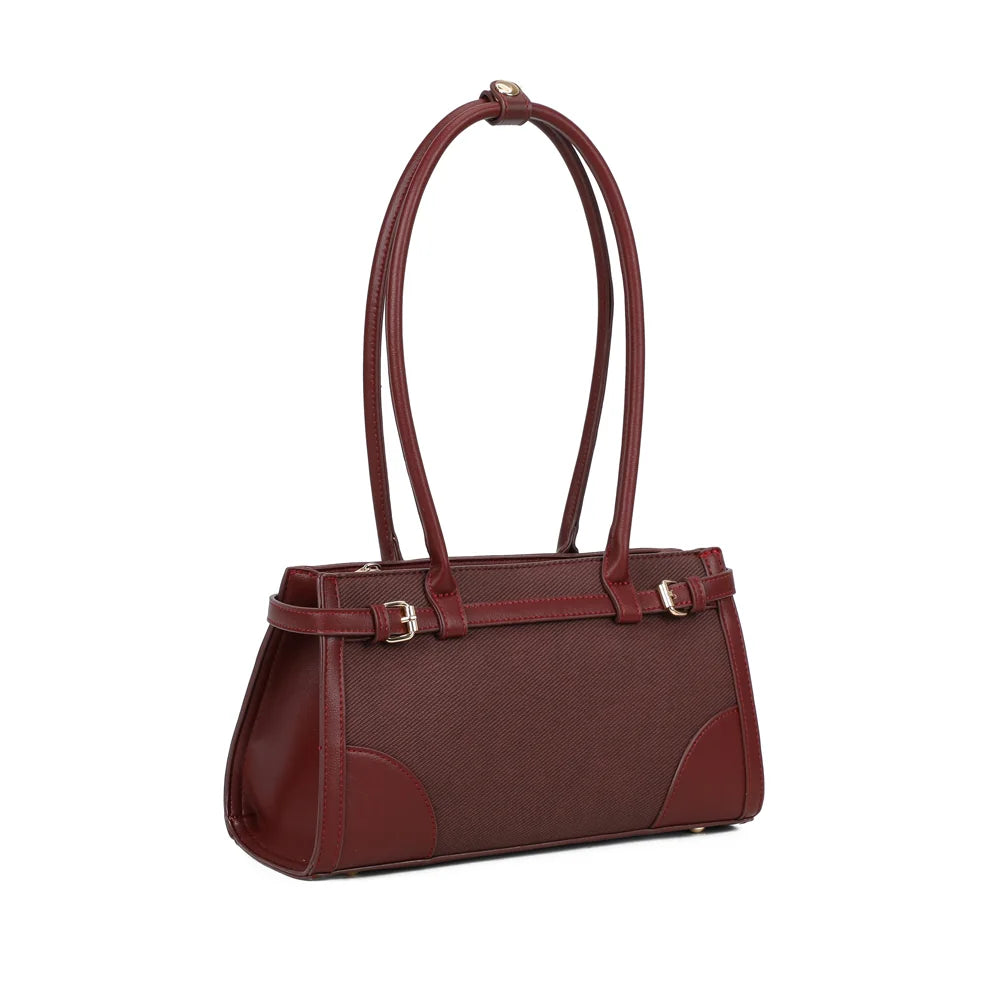 Amarante bordeaux vu de trois quarts : silhouette rectangulaire élancée et soufflets à la texture lisse