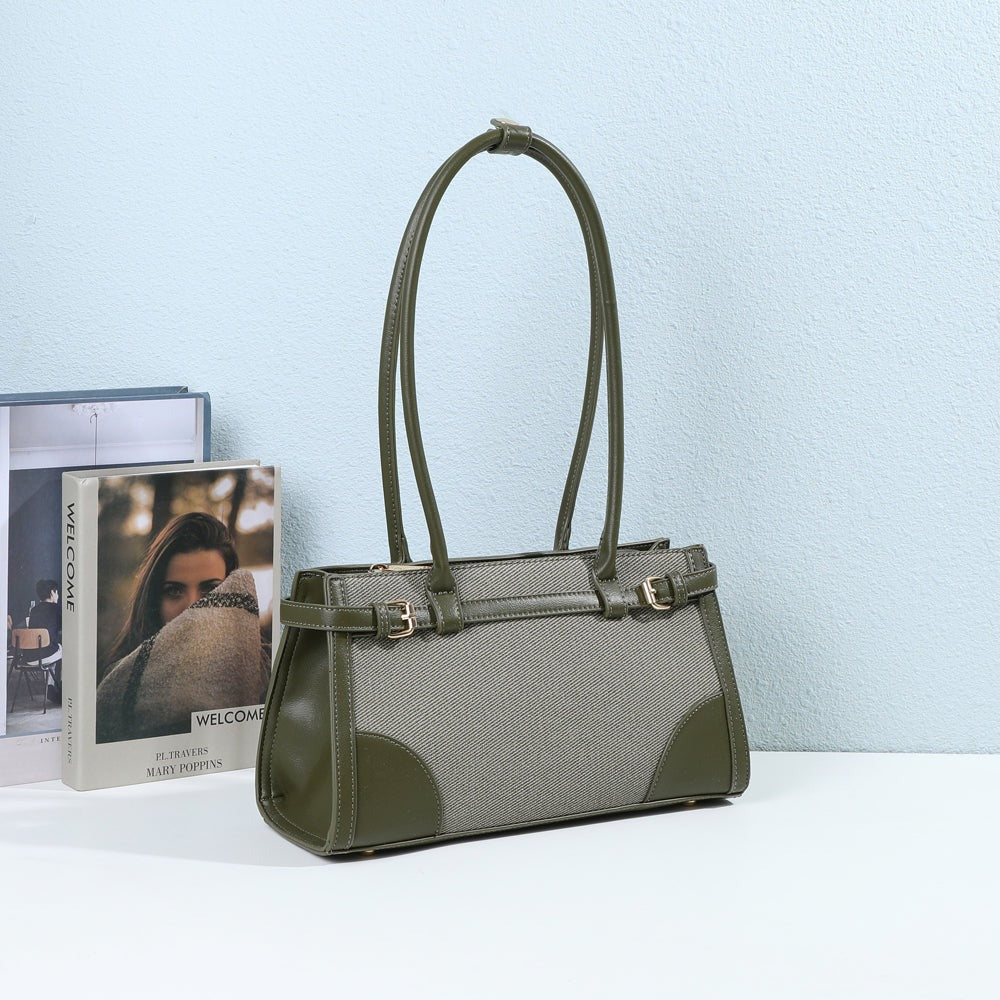 Sac porté épaule Amarante vert à boucles dorées mis en scène dans un décor – visuel d’ambiance créé avec l’IA – Gallantry Paris