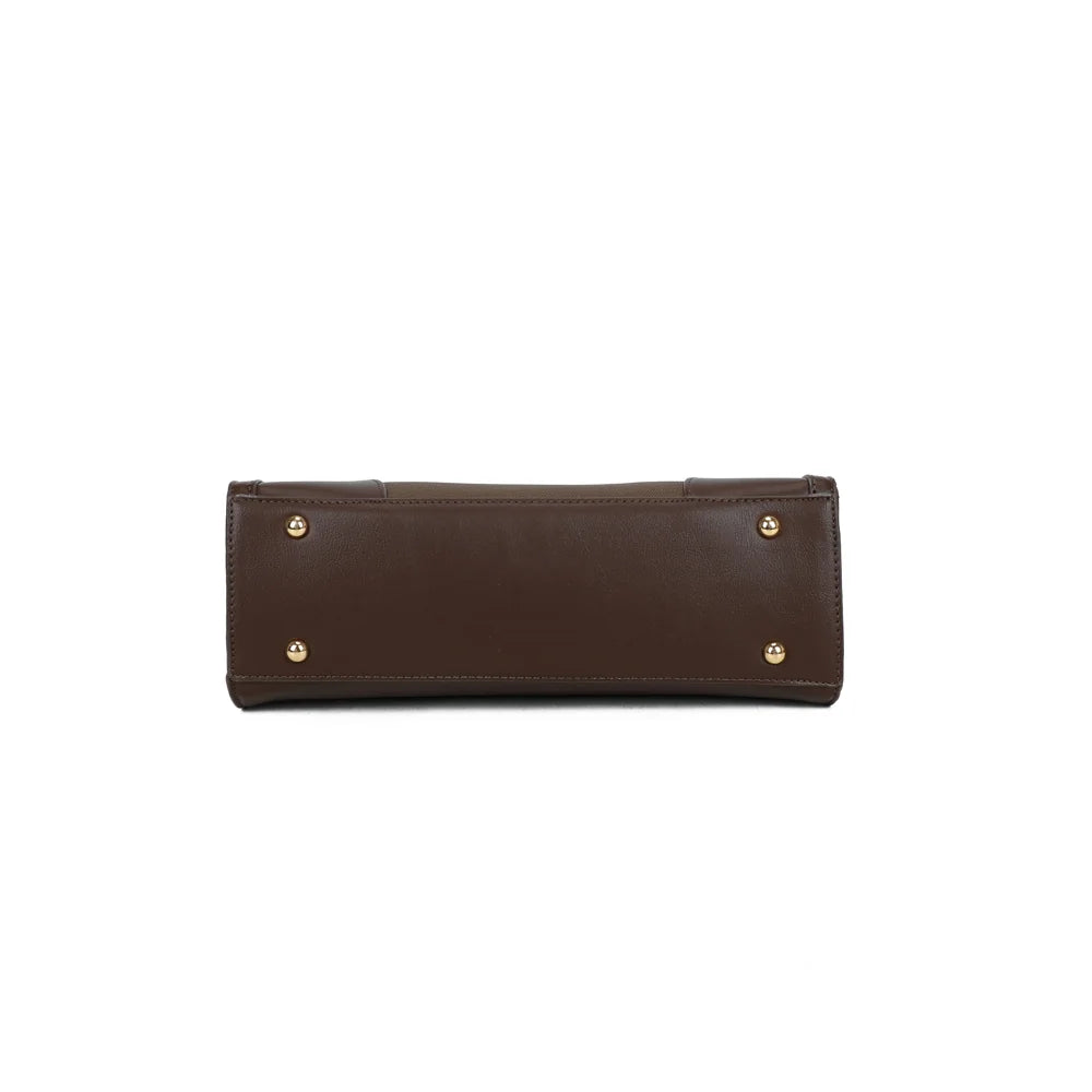 Dessous du sac Amarante marron, base rectangulaire posée sur de petits pieds métalliques dorés