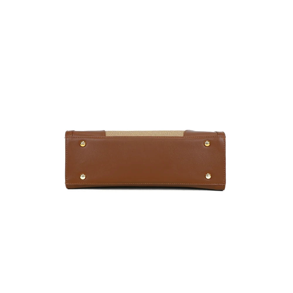 Dessous du sac Amarante taupe foncé, base rectangulaire posée sur de petits pieds métalliques dorés