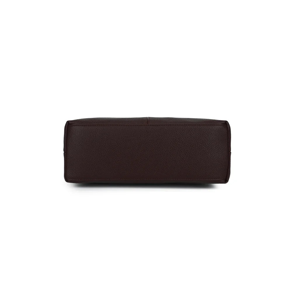 Dessous du sac Amélie café en simili cuir grainé, un format de 33 × 12 × 25 cm pour l’essentiel – réf. JC-53005