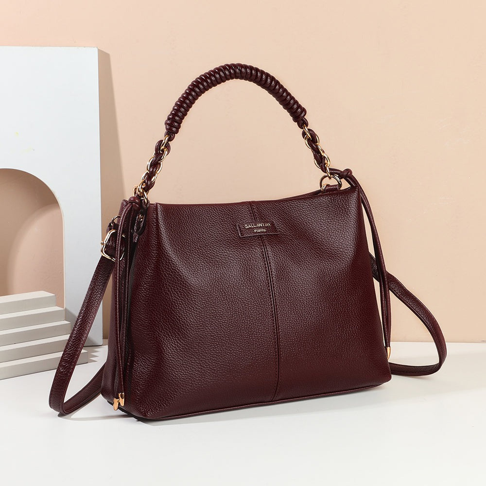 Sac à main Amélie bordeaux mis en scène dans un décor d’intérieur – visuel d’ambiance créé avec l’IA – Gallantry Paris