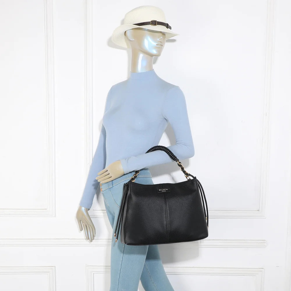 Sac à main femme Amélie noir porté à l’épaule avec sa bandoulière réglable et son anse tressée – réf. JC-53005