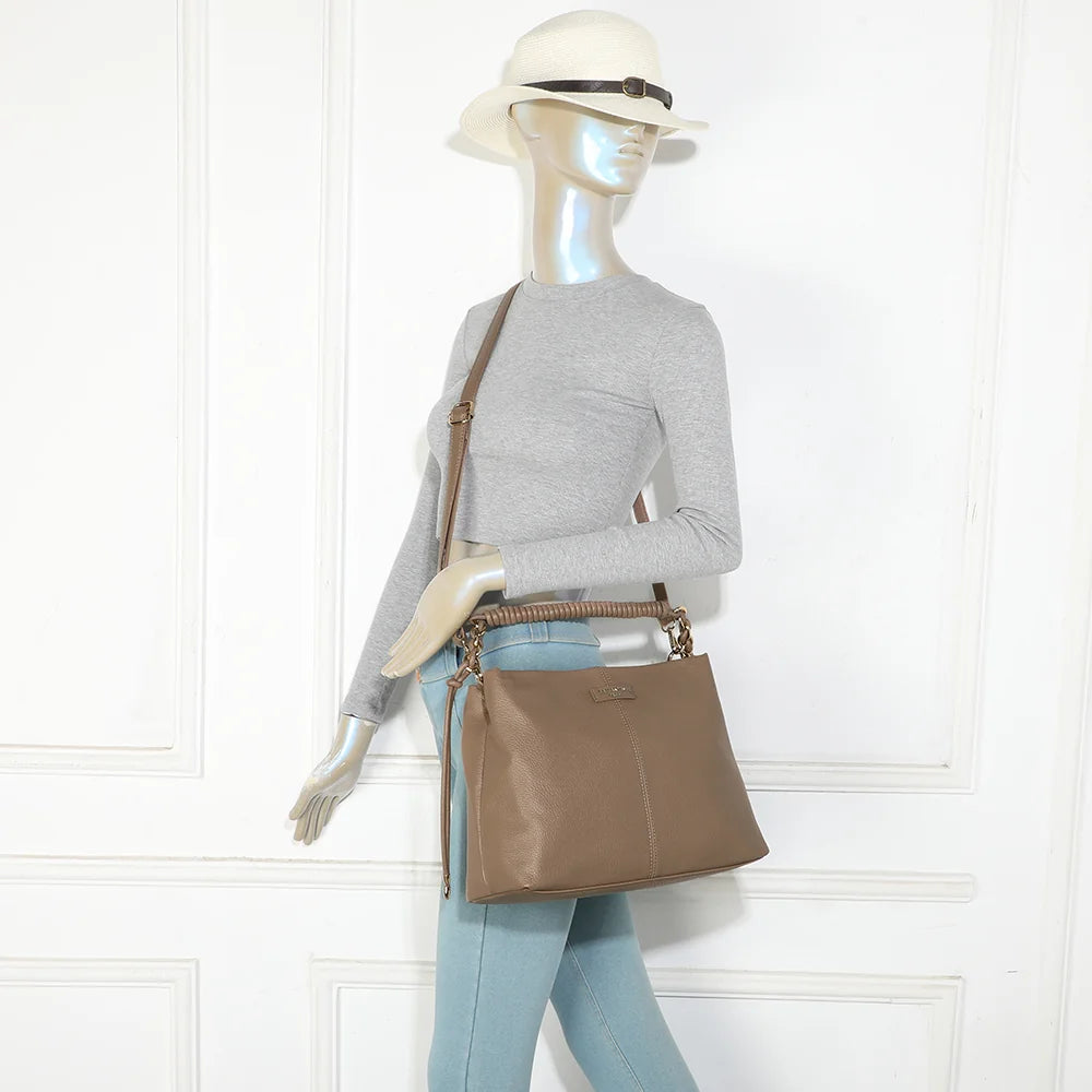 Sac à main femme Amélie taupe foncé porté à l’épaule avec sa bandoulière réglable et son anse tressée – réf. JC-53005