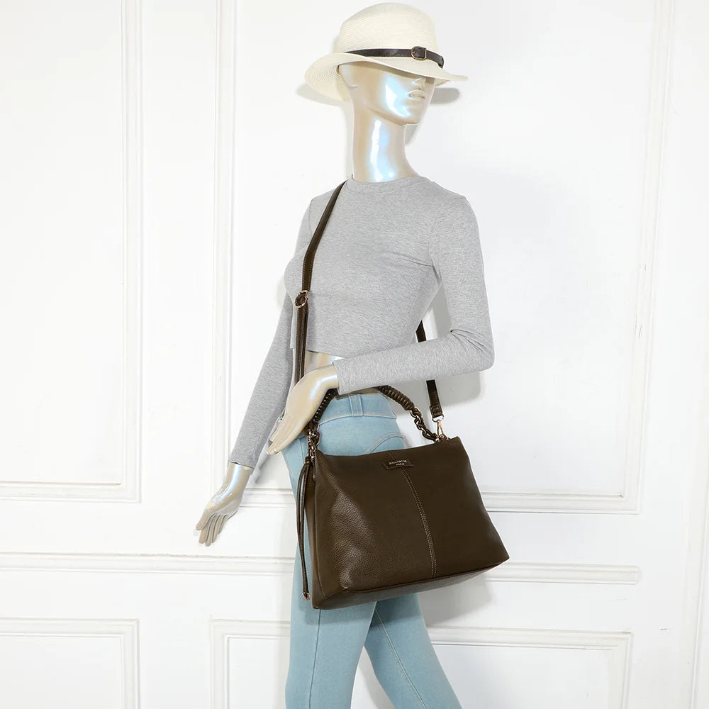 Sac à main femme Amélie vert foncé porté à l’épaule avec sa bandoulière réglable et son anse tressée – réf. JC-53005