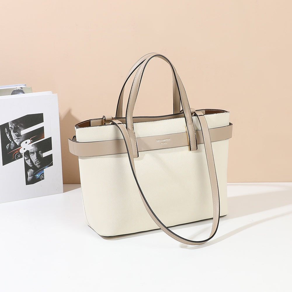 Sac à main Aria Beige/Taupe mis en scène dans un décor élégant – visuel d’ambiance créé avec l’IA – Gallantry Paris