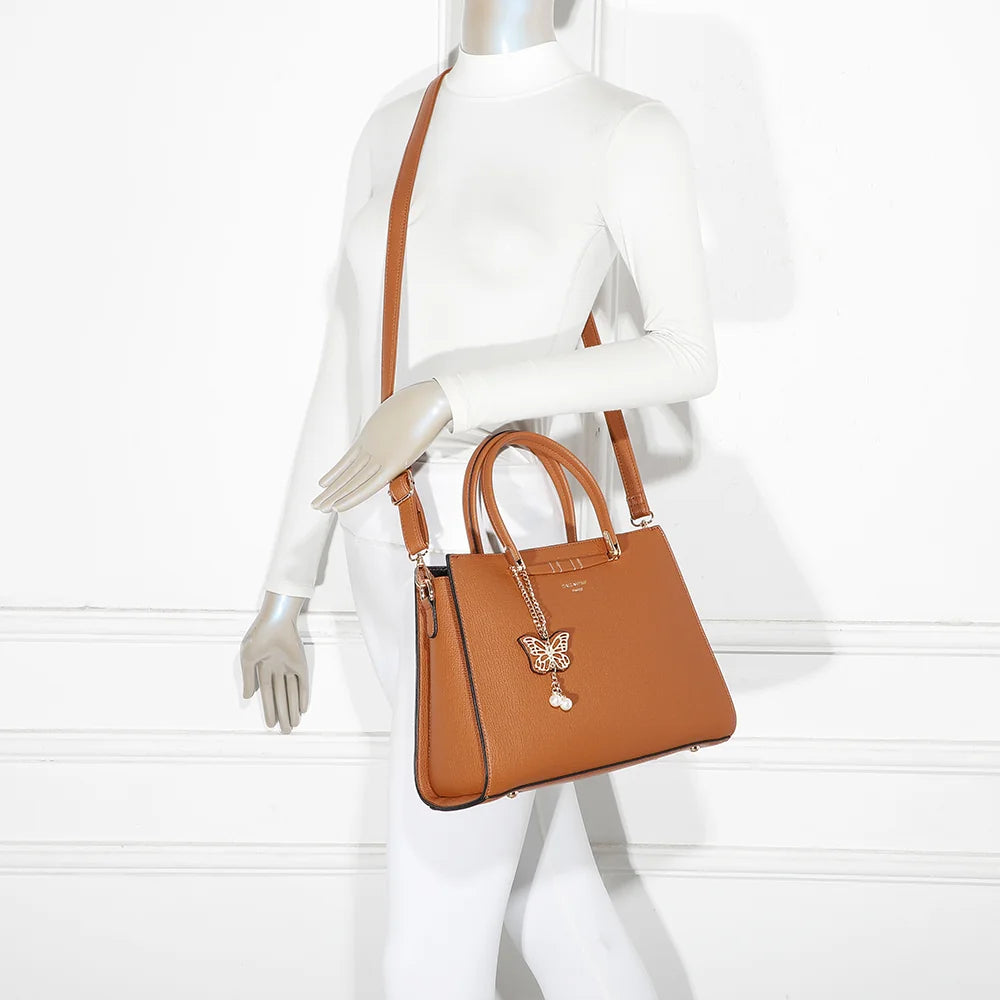 Sac à main Ariane marron porté par une femme, à la main ou à l’épaule avec sa bandoulière amovible – réf. R-1973
