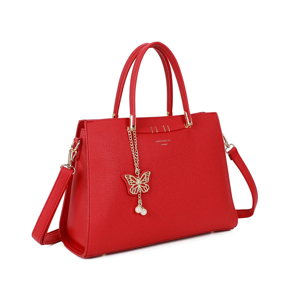 L’Ariane rouge de trois quarts : silhouette structurée, pendentif papillon doré et bandoulière amovible – réf. R-1973