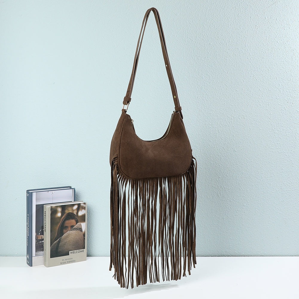 Sac à franges Arizona Suédine mis en scène dans un décor d’intérieur – visuel d’ambiance créé avec l’IA – Gallantry Paris