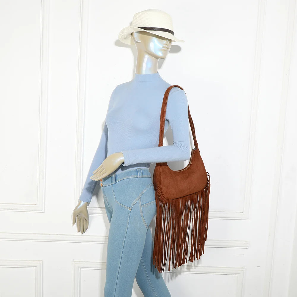Sac à franges femme Arizona Suédine marron porté à l’épaule, esprit bohème-chic au quotidien