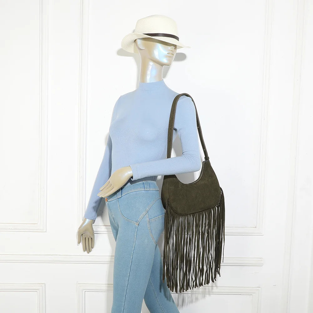 Sac à franges femme Arizona Suédine vert porté à l’épaule, esprit bohème-chic au quotidien