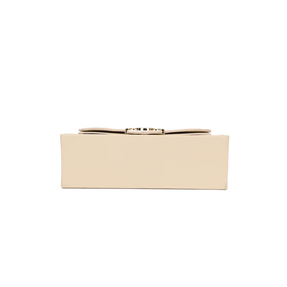 Dessous du sac Artemisia beige, base structurée munie de pieds de protection métalliques – réf. YL-26013