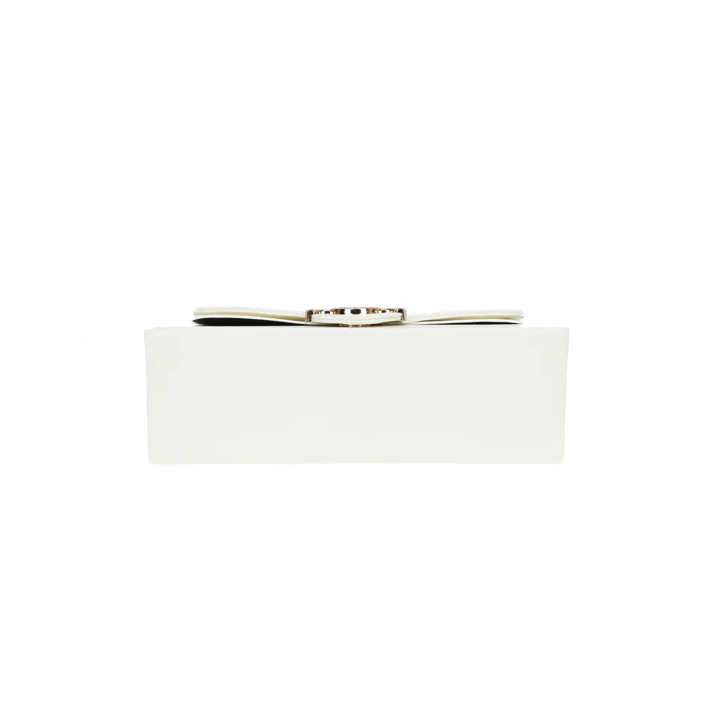 Dessous du sac Artemisia blanc, base structurée munie de pieds de protection métalliques – réf. YL-26013