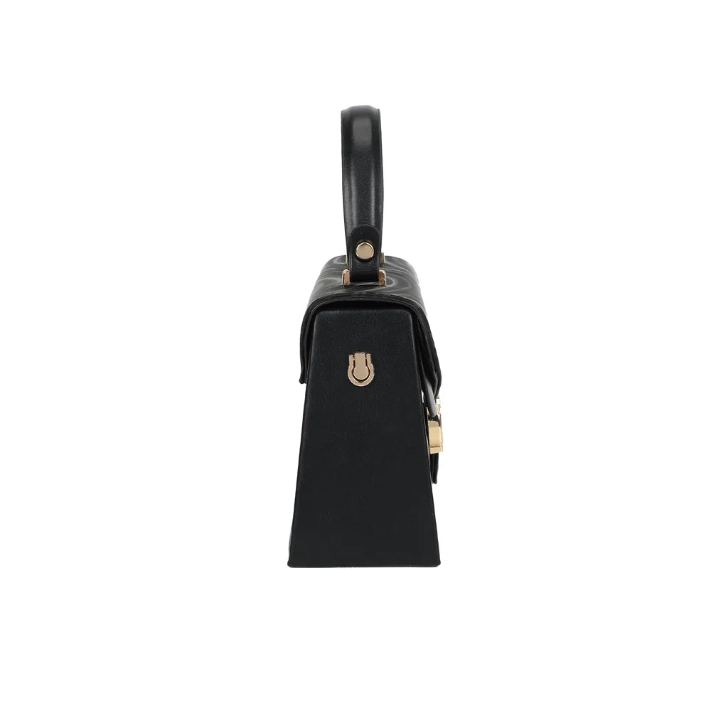 Profil du sac Artemisia noir : 8 cm de profondeur et anneau doré latéral pour la bandoulière – réf. YL-26013
