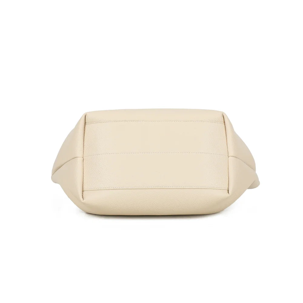 Vue du dessous de l’Aura Soft beige, pour découvrir la base du sac en simili cuir grainé – réf. R-2033