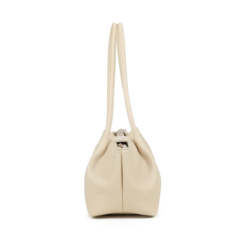 Profil de l’Aura Soft beige : côtés souples plissés qui donnent au sac sa silhouette évasée – réf. R-2033