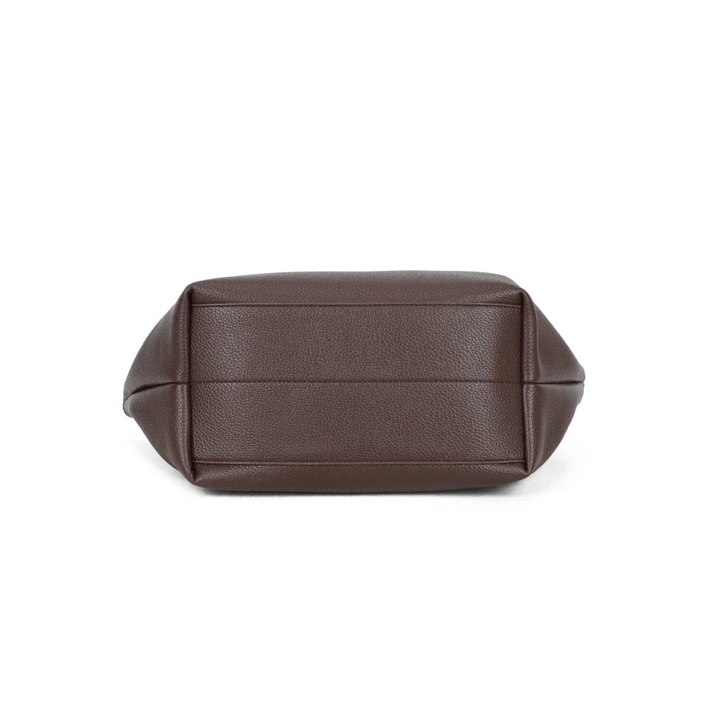 Vue du dessous de l’Aura Soft café, pour découvrir la base du sac en simili cuir grainé – réf. R-2033