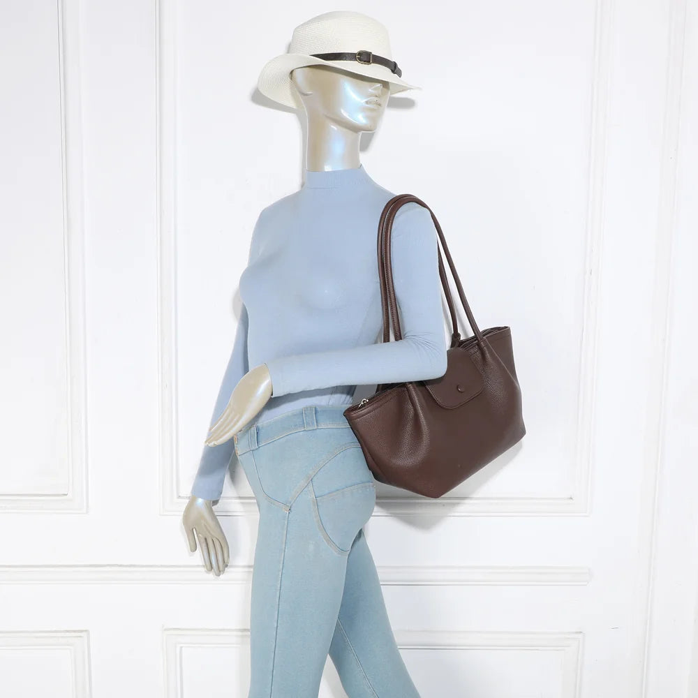 Sac Aura Soft café porté à l’épaule par une femme, grâce à ses longues anses rondes de 30 cm – réf. R-2033