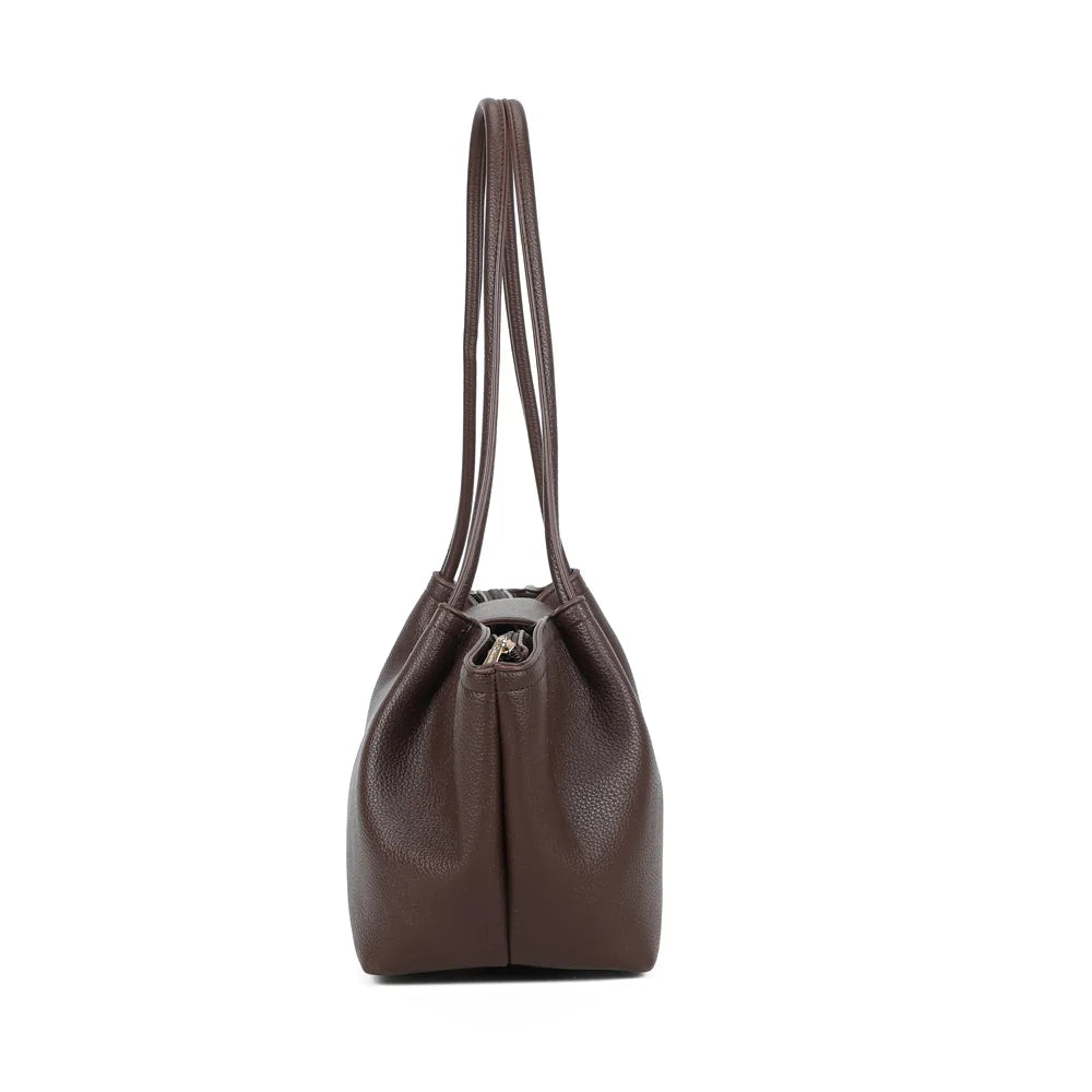 Profil de l’Aura Soft café : côtés souples plissés qui donnent au sac sa silhouette évasée – réf. R-2033