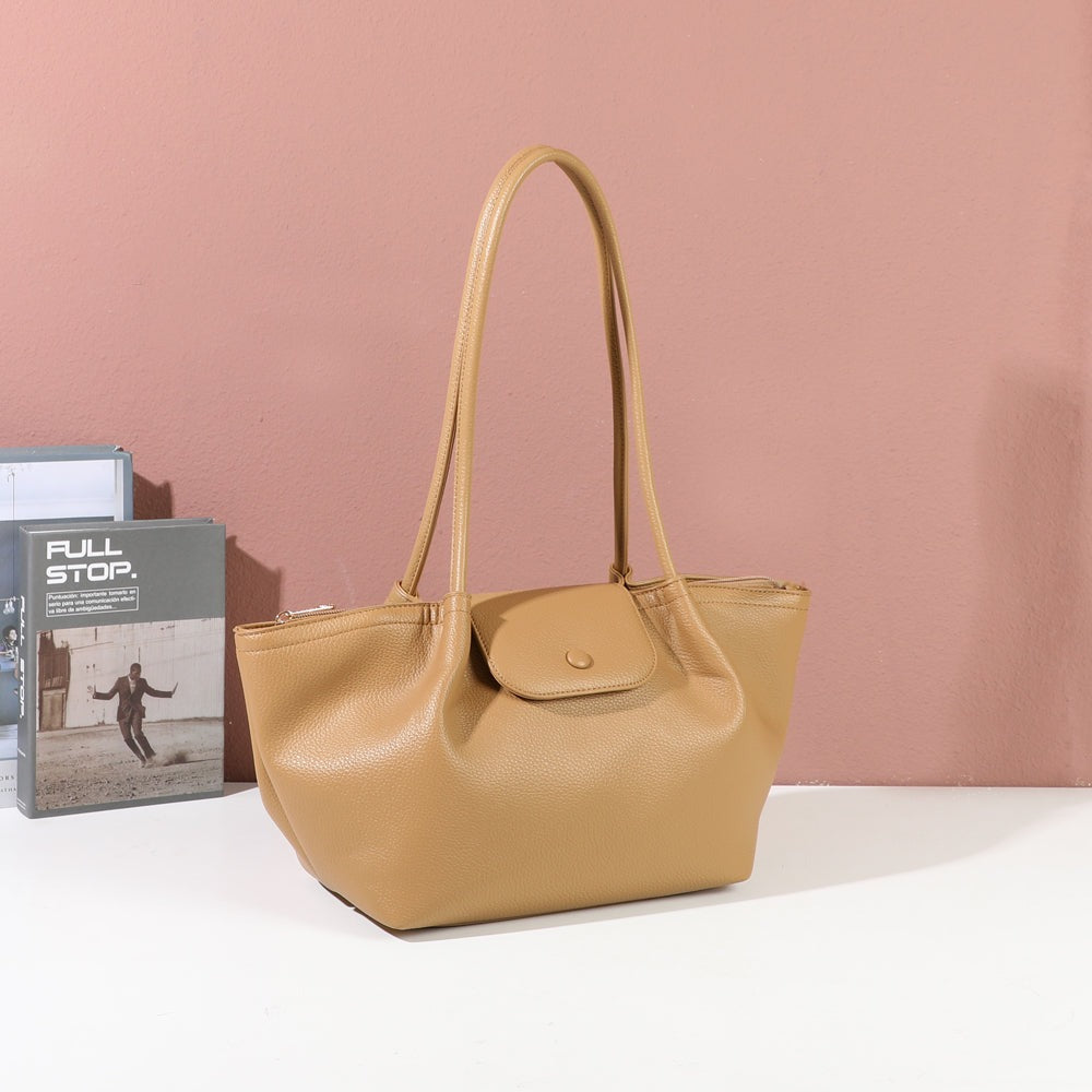 Sac à main Aura Soft Khaki en simili cuir grainé mis en scène dans un décor – visuel d’ambiance créé avec l’IA – Gallantry Paris