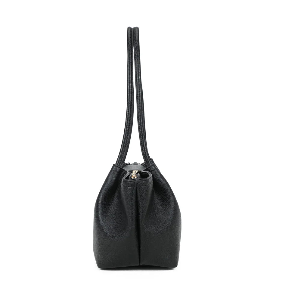 Profil de l’Aura Soft noir : côtés souples plissés qui donnent au sac sa silhouette évasée – réf. R-2033